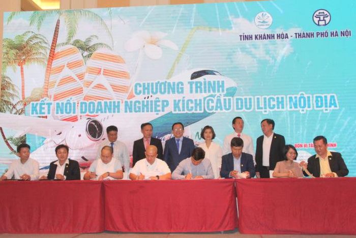 Doanh nghiệp du lịch Khánh Hòa và Hà Nội ký kết hợp tác với sự chứng kiến của lãnh đạo Tổng cục Du lịch, lãnh đạo tỉnh Khánh Hòa, Sở Du lịch Khánh Hòa và Hà Nội. Ảnh: Báo Khánh Hòa 
