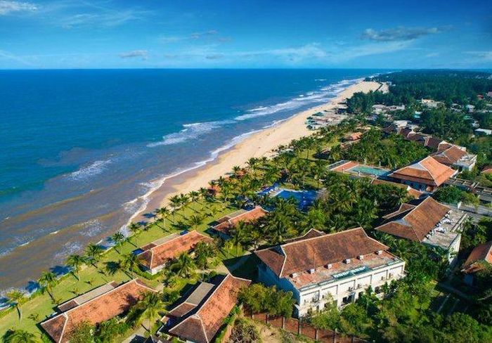 Du lịch biển kết hợp nghỉ dưỡng là thế mạnh của Thừa Thiên Huế.
