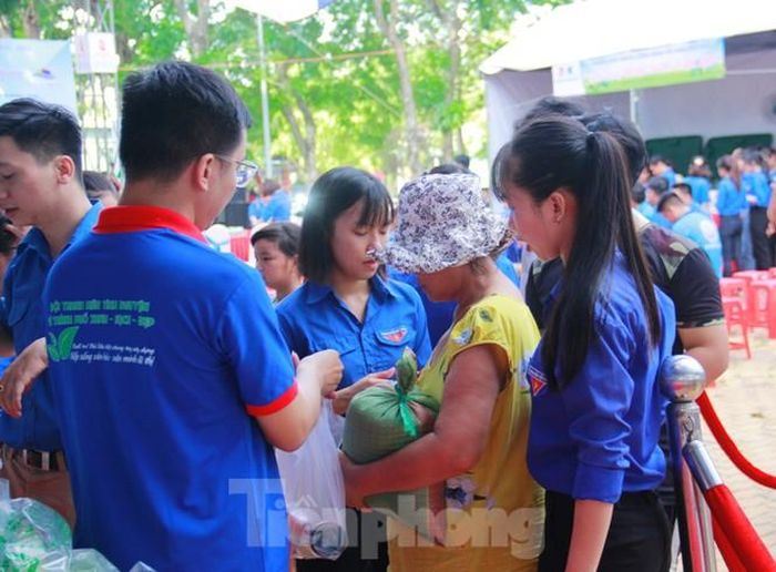 Công nhân mua gạo 0 đồng