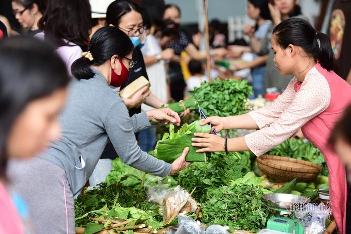 Các mặt hàng bày bán chủ yếu là rau, củ, trái cây, bánh trái miền quê, đồ thủ công mỹ nghệ...