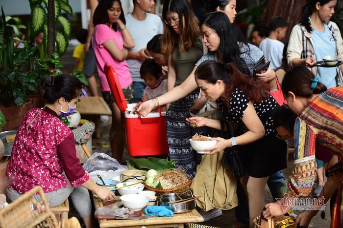 Các món ăn dân dã được các bà, các mẹ tìm mua thưởng thức.