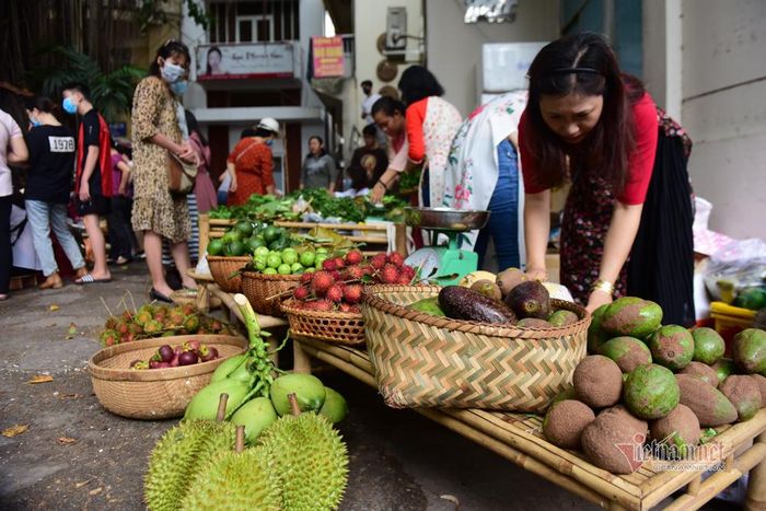 Phiên chợ khuyến khích khách hàng mang theo túi, giỏ để hạn chế sử dụng túi nilon. Rau củ bày bán được cho vào túi giấy, gói bằng lá chuối tươi hoặc dây thừng dễ phân hủy để bảo vệ môi trường.