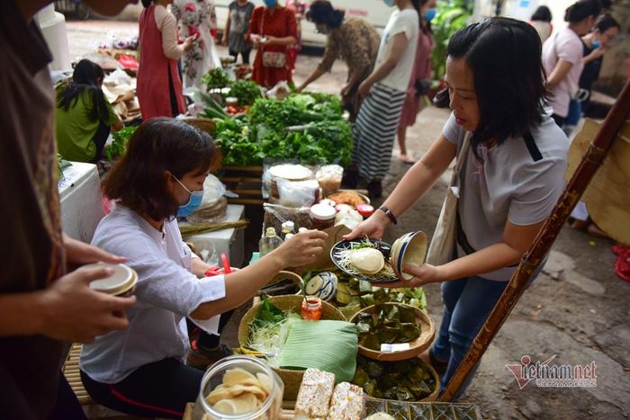 Các loại bánh gia truyền cũng được bày bán ở chợ.