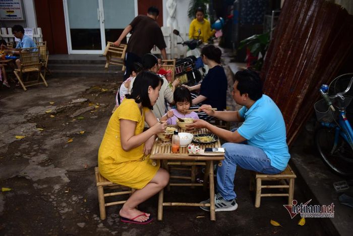 Gia đình đưa con nhỏ đến chợ để thưởng thức món ăn vùng quê.