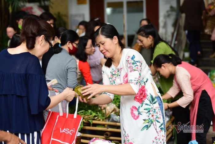 Chị em phụ nữ bán hàng đều mặc áo dài để lưu giữ nét truyền thống. Chị Nguyễn Thị Huyền, nhà ở Bình Thạnh chia sẻ: 'Chủ nhật hàng tuần rảnh rỗi mình hay ghé qua chợ mua ít đồ vì rau ở đây tươi, trái cây ở đây cũng ngon hơn khi mua trong siêu thị', chị Huyền nói.