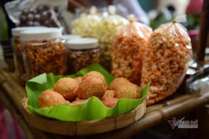 Những chiếc bánh quê được bày bán ở chợ.