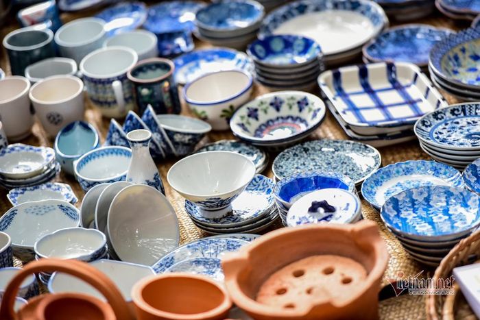 Các loại gốm xưa nhưng vẫn còn mới, tốt được bày bán.