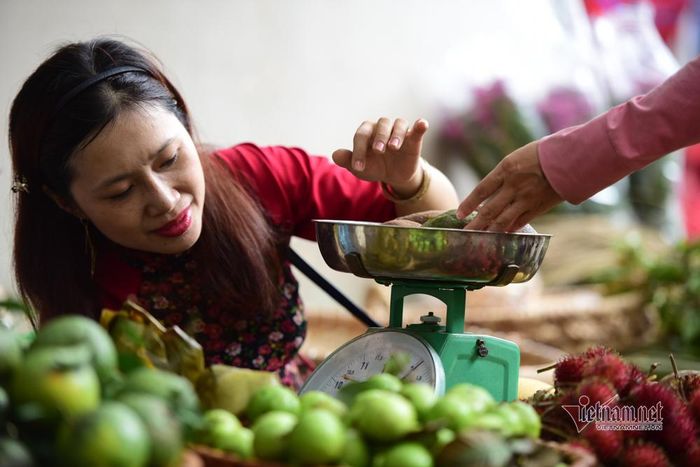 Lợi nhuận thu được từ những gian hàng của chợ, nhóm dùng để gây quỹ tặng các hộ gia đình khó khăn hay hỗ trợ những sinh viên hiếu học.