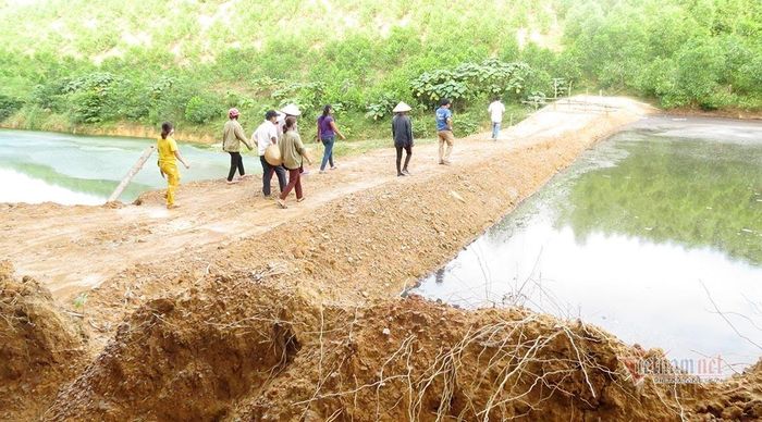 Thân đập ở các bể lắng được làm bằng đất xuất hiện nhiều vết rạn nứt, dễ vỡ 