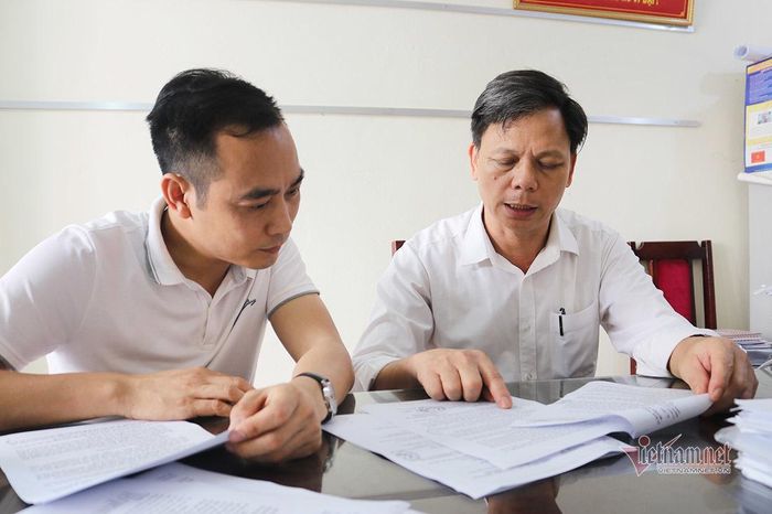 Ông Đặng Duy Đô - Trưởng Phòng TN&amp;MT huyện Anh Sơn (phải) trao đổi với VietNamNet