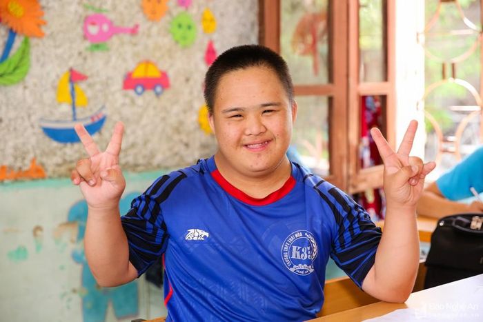 Dù không thể thổ lộ tình cảm nhưng ánh lên trong mắt các em à niềm vui khi mỗi ngày các em được đến trường, được tiếp xúc với các bạn có cùng hoàn cảnh. Ảnh: Đức Anh