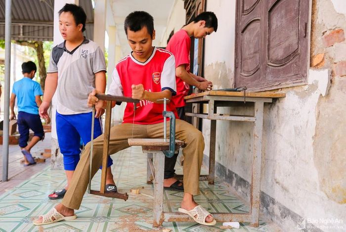 Để học được nghề mộc, ngoài có sức khỏe tốt, các em còn phải rèn luyện tính tỉ mỉ. Ảnh: Đức Anh