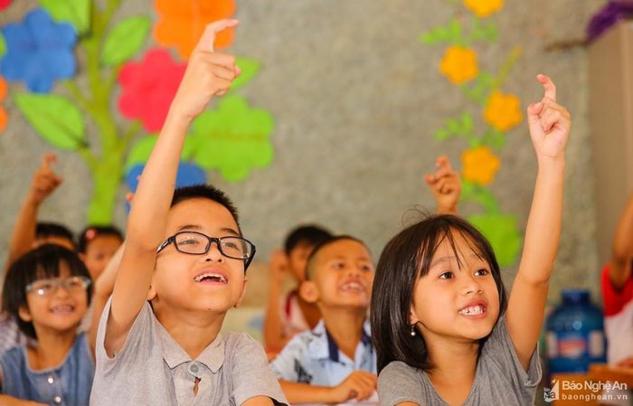 Các em nhỏ ở đây ngoài học ngôn ngữ ký hiệu các em còn phải học chữ, học viết. Không được như những đứa trẻ bình thường khác, sự tiến bộ của các em ở trường khuyết tật không phải theo tuần, theo tháng mà phải tính theo năm. Và mỗi một sự tiến bộ nhỏ của các em là niềm vui lớn của cả cô và trò. Ảnh: Đức Anh