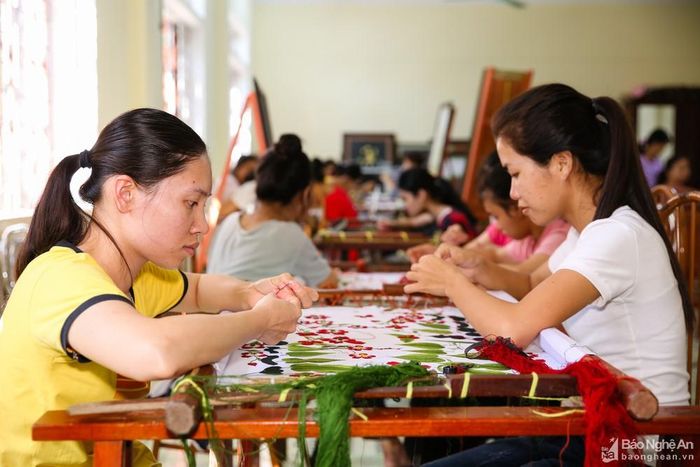 Ngoài học văn hóa, các em học sinh ở đây còn được học thêm nghề may, mộc, thêu...Ảnh: Đức Anh