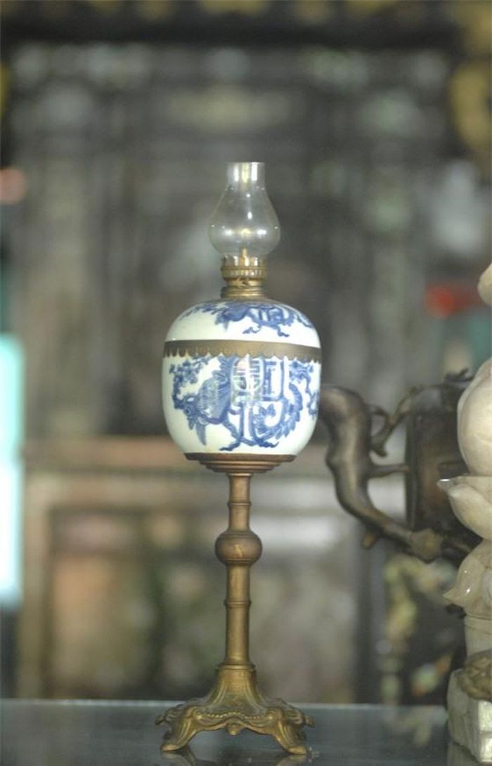 Một chiếc đèn chân hạc cũng được anh Tuấn cất công sưu tầm