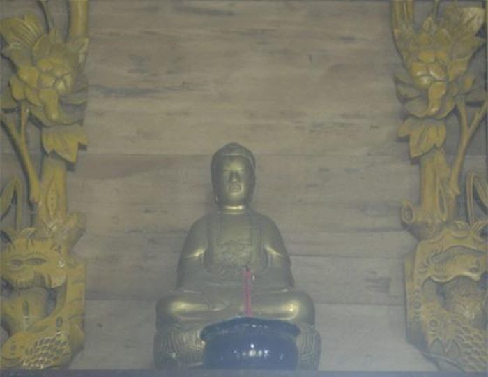 Tượng phật này có niên đại trên 300 năm được đặt trên cao, chính diện của gian nhà