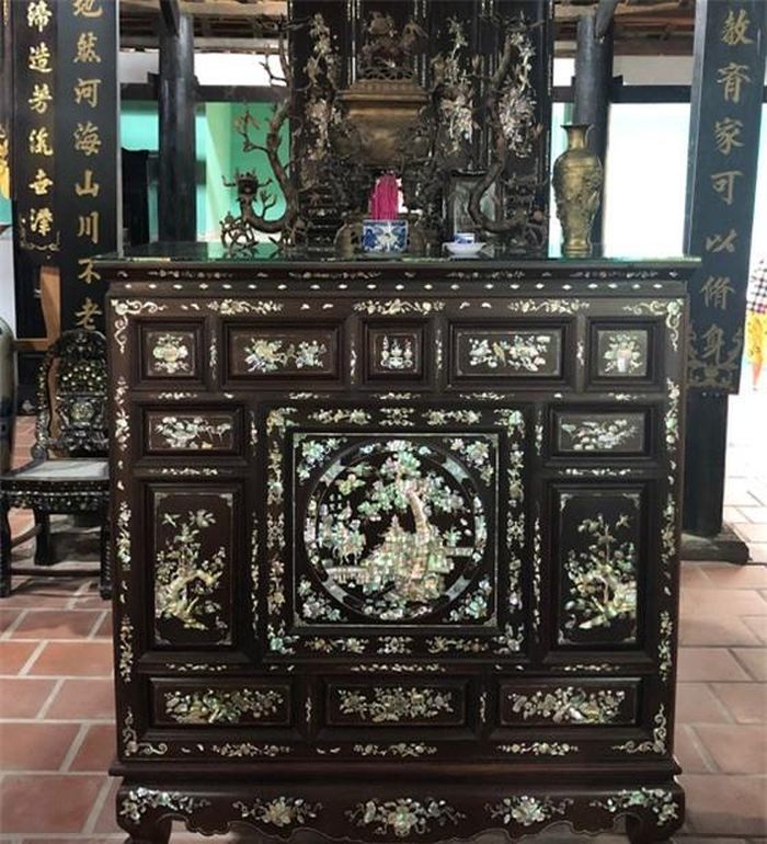 Một trong 3 tủ thờ được anh Tuấn sưu tầm mang nét văn hóa đặc trưng của ba miền Bắc - Trung - Nam