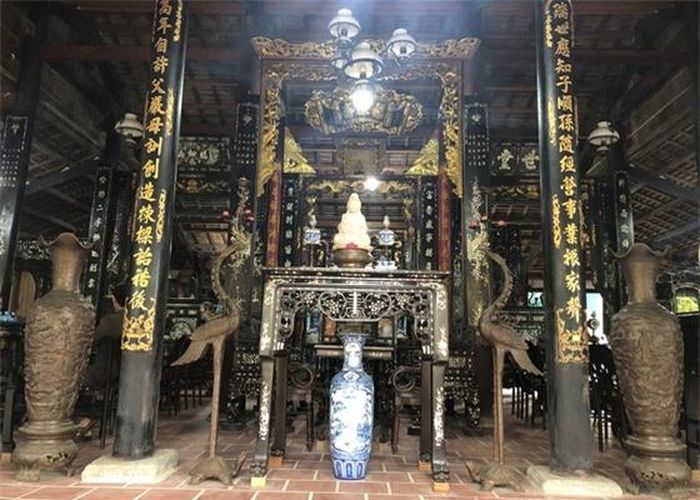 Bên trong ngôi nhà được bày trí vô cùng bắt mắt, phong thủy với nhiều vật dụng mang dáng dấp một căn nhà của bá hộ thời phong kiến