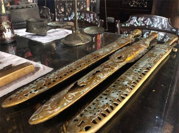 3 thanh kiếm bằng đồng còn nguyên vỏ kiếm