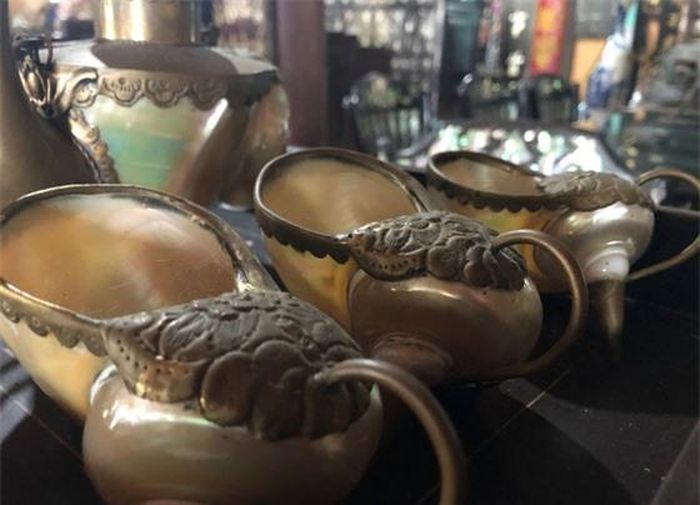 Ly uống trà như một con ốc, quai được làm từ đồng