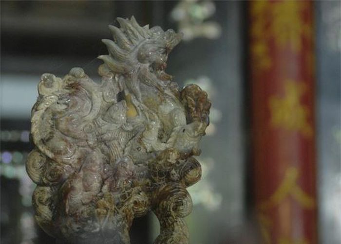 Một tượng đá được chạm khắc tinh xảo với hình của đàn cá chép, trong hình dáng của một con rồng...
