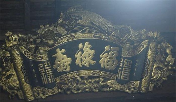 Tấm hoành có 3 chữ Phúc - Lộc - Thọ, đọc từ phải qua trái được chạm khắc tinh xảo