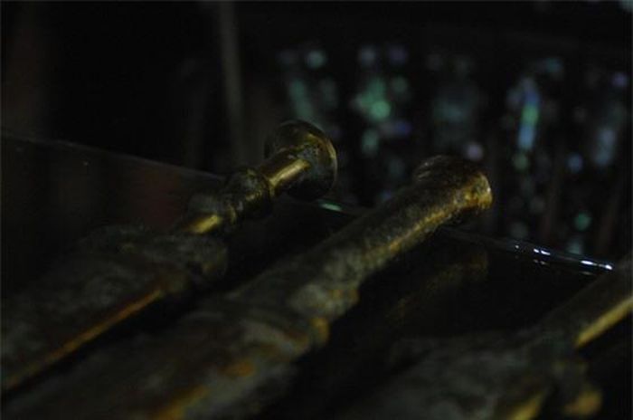 Những thanh kiếm bằng đồng nguyên khối hiện vẫn còn sáng. Do là đồng nguyên khối nên không bị rỉ sét đã có tuổi cả trăm năm