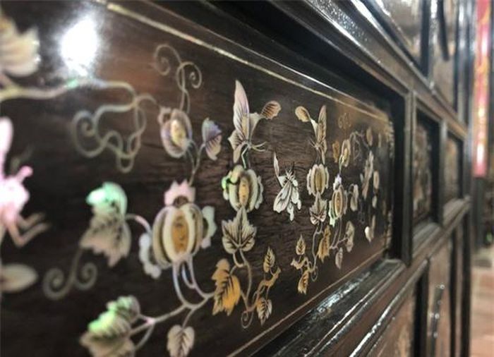 Họa tiết trên tủ thờ được cẩn ốc xà cừ tinh xảo