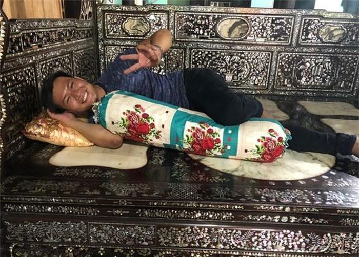 Được sự cho phép của chủ nhân, mọi người có thể được ít phút trải nghiệm trên chiếc giường này