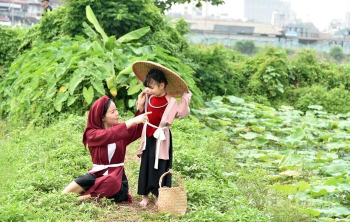 Các bé được mẹ đưa đến chụp ảnh lưu lại tuổi thơ