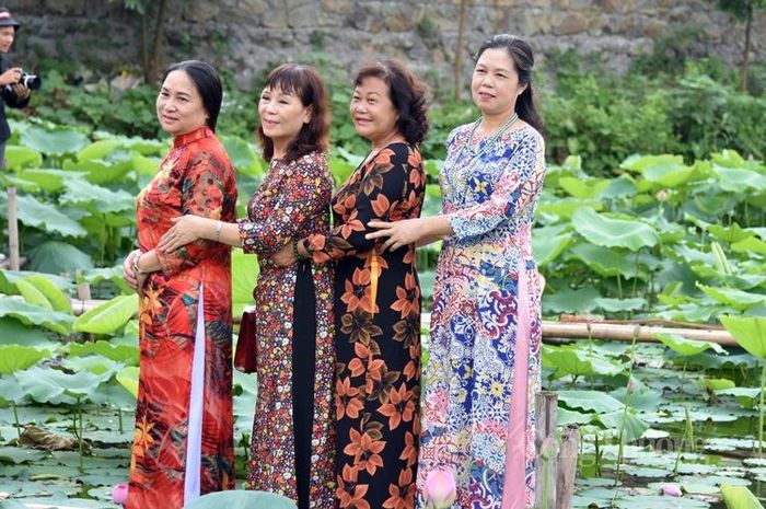 Áo dài sự lựa chọn hàng đầu khi chụp bên sen