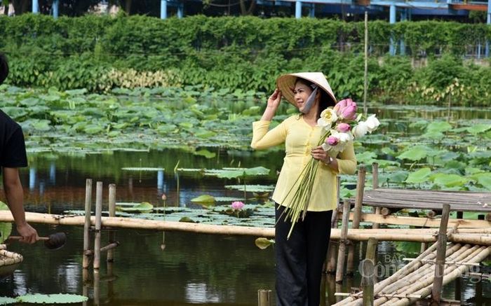 Áo bà ba cùng sen vẫn giữ được nét đẹp truyền thống