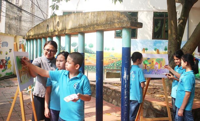  Cô và trò Trường Giáo dục và Hỗ trợ trẻ em bị thiệt thòi tỉnh trong giờ học họa ngoại khóa theo năng khiếu.