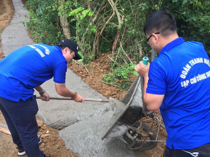 Tiếng máy trộn bê tông; tiếng bước chân vội vã, nặng nhọc; tiếng í ới gọi nhau “thêm cát, thêm xi măng, đổ thêm nước đi; chỗ này mỏng quá, cho thêm bê tông vào..,” tất cả đều ồn ã nhưng lại tạo thành bản âm hưởng vui tươi, thúc giục, xóa tan đi cái nắng gắt giữa trưa hè tháng 5