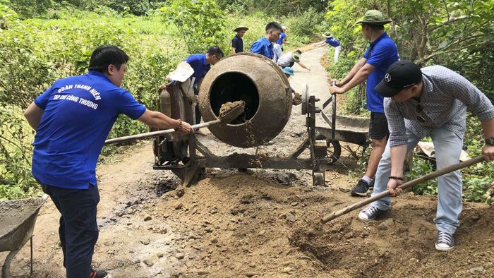 Kỳ lạ thay, các đoàn viên thanh niên của Đoàn Tạp chí Công Thương và Đoàn xã Nam Mẫu đều không quen nhau, chưa ai gặp ai lần nào nhưng họ lại phối hợp với nhau rất ăn ý, chuyên nghiệp, như đã quen nhau, gặp nhau từ lâu