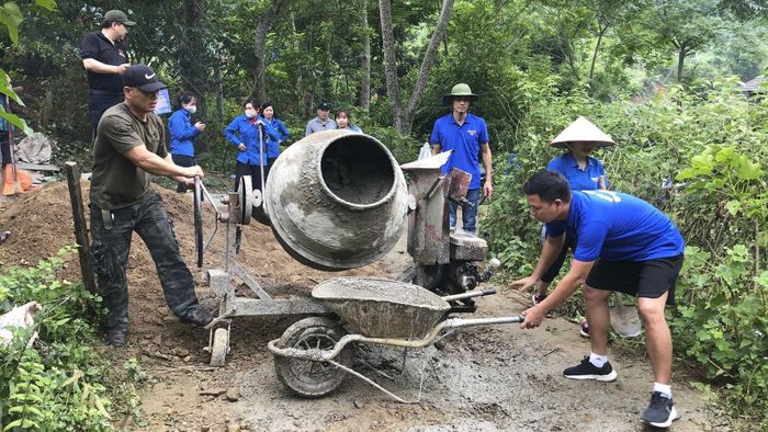 Ngay sau khi những chiếc xe máy chở Đoàn Thanh niên Tạp chí Công Thương vào địa điểm xây dựng, không ai bảo ai, người nào người nấy vào việc