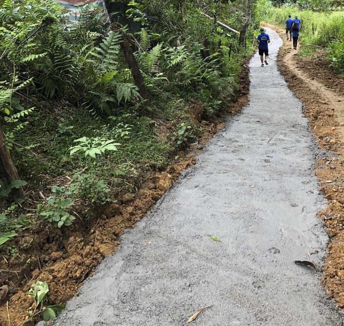 Trong khi chờ Đoàn Thanh niên Tạp chí Công Thương vượt chặng đường gần 200km, đoạn đường bê tông này đã được các đoàn viên Đoàn Thanh niên xã Nam Mẫu đổ trước đó