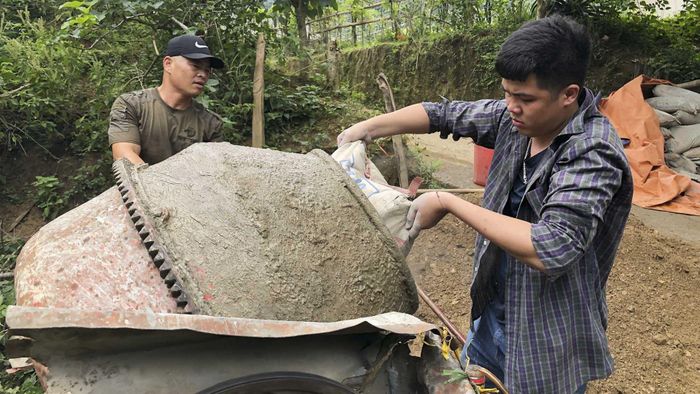 Những đoàn viên, thanh niên bỗng chốc đều hóa thân thành những công nhân xây dựng, đổ bê tông, làm đường chuyên nghiệp
