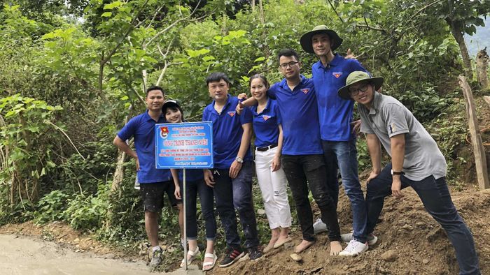 Đoàn Thanh niên Tạp chí Công Thương và Đoàn Thanh niên xã Nam Mẫu chụp ảnh kỷ niệm bên công trình thanh niên mà hai bên cùng phối hợp thực hiện