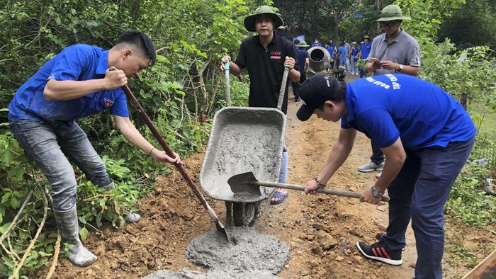 Người xúc cát, người xách xi măng, người đổ bê tông, người xoa, dầm cốt bê tông... mỗi người một việc