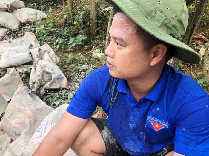 Sau những giờ phút lao động miệt mài, những giọt mồ hôi cũng lăn dài...
