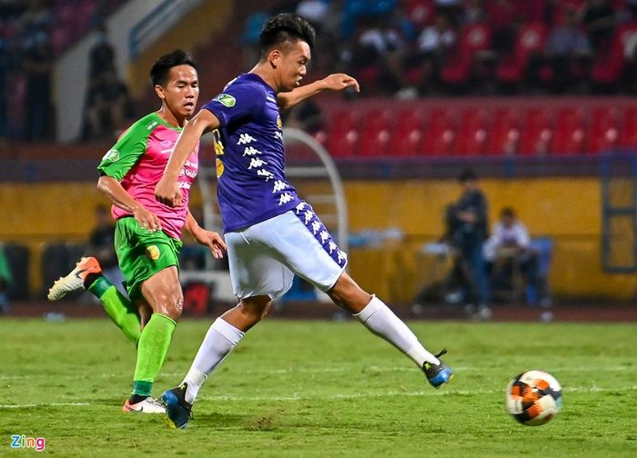  Phút 90+1, từ đường chuyền của đội trưởng Hùng Dũng, Thành Chung phá bẫy việt vị thành công và với cú vẩy má ngoài đơn giản, anh đã đánh bại thủ môn đội bạn giúp CLB Hà Nội cầm chắc chiến thắng. 