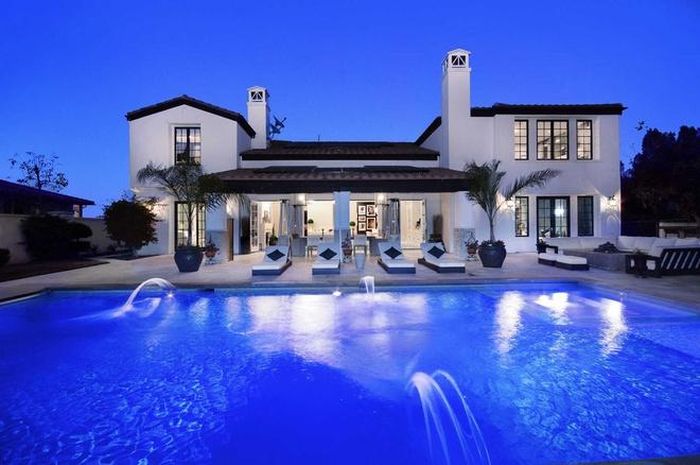 Căn biệt thự hào nhoáng có diện tích khoảng 450 m2 với 5 phòng ngủ và 6 phòng tắm này đã được bà chủ thương hiệu mỹ phẩm Kylie Cosmetics bán vào năm 2017.