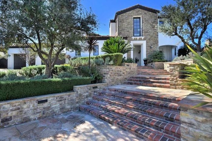 Bất động sản tọa lạc tại thành phố Calabasas, bang California, Mỹ này được cô em út nhà Kardashian - Jenner mua vào năm 2015 với giá 2,7 triệu USD khi chỉ mới 17 tuổi.