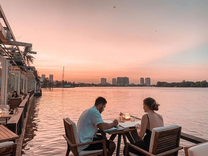 Thời điểm thích hợp để check-in nhà hàng là sau 17h. Khi đó, bạn sẽ được ngắm cảnh hoàng hôn trên sông Sài Gòn, trải nghiệm không gian lãng mạn ban chiều. Quán chỉ cách trung tâm thành phố 15 phút di chuyển. Điểm đánh giá: 7,2/10. Giờ mở cửa: 8h30-23h30. Ảnh: Anthony.xuan1909.