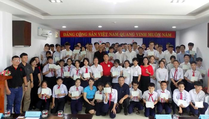  Trao học bổng cho HS trên địa bàn TP Đà Nẵng.