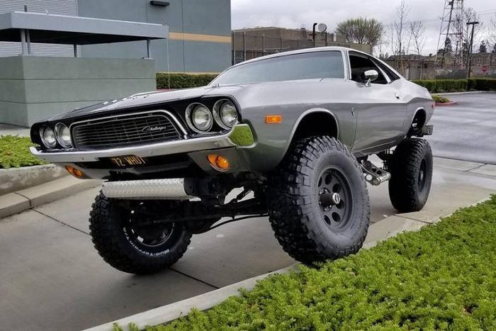 Nhưng chuyện gì sẽ xảy ra nếu bạn có niềm đam mê về cả xe cơ bắp và off-road? Kết quả có thể chính là chiếc Dodge Challenger 4x4 đời 1972 đang được chào bán trên Craiglist này. Nó là một sản phẩm phục chế kiêm độ được nâng cao đáng kể khung gầm cùng nhiều trang bị thay đổi khác và khả năng sẽ khiến nhiều chiếc xe off-road hiện đại phải chịu nhục.