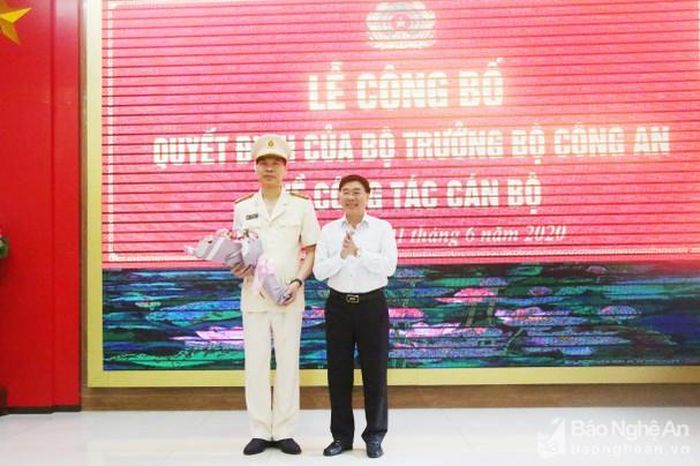 Đồng chí Nguyễn Văn Thông - Phó Bí thư Tỉnh ủy Nghệ An tặng hoa chúc mừng Đại tá Cao Minh Huyền, tân Phó Giám đốc Công an tỉnh Nghệ An