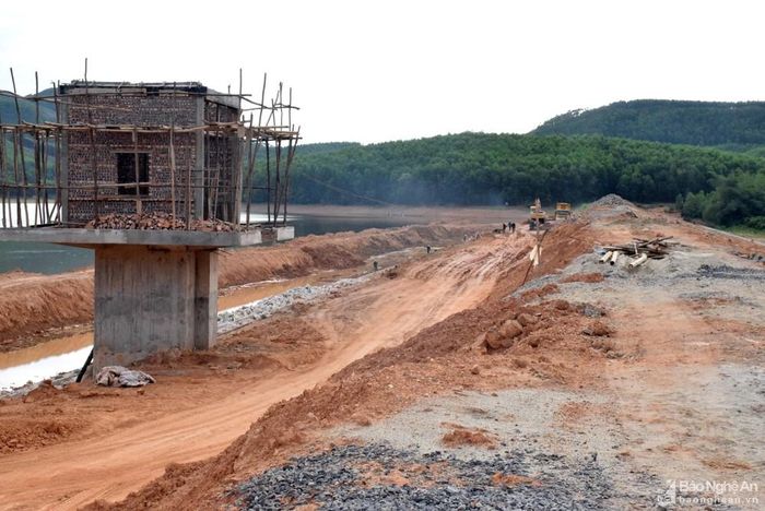 Đập Sặt của xã Tiến Thành đang được Nhà nước đầu tư nâng cấp. Tuy nhiên, theo ông Nguyễn Hữu Đại - Bí thư Đảng ủy xã Tiến Thành, sau khi hoàn thành, nguồn nước của con đập này chỉ đáp ứng nước tưới cho 300 ha cho Tiến Thành và Mã Thành. Ảnh: Xuân Hoàng