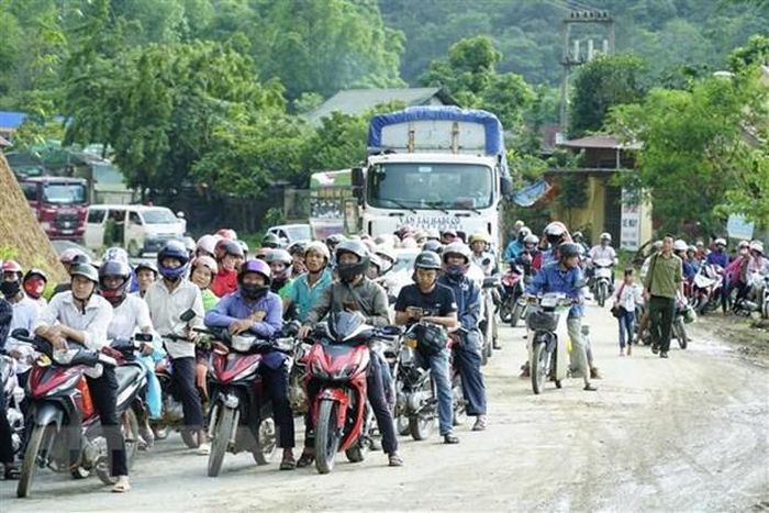 Vụ tai nạn khiến giao thông bị ách tắc cục bộ. (Ảnh: Xuân Tư/TTXVN)